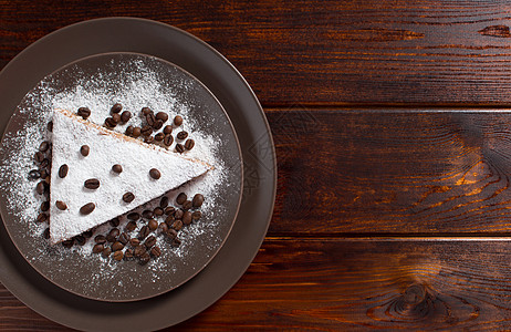 一块巧克力蛋糕 加糖和咖啡豆 食物巧克力饼干蛋糕馅饼糕点盘子美食早餐香气甜点图片
