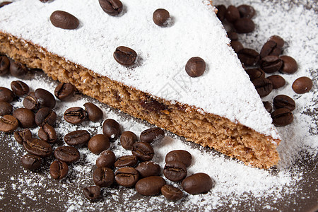 一块巧克力蛋糕 加糖和咖啡豆 食物香气馅饼美食蛋糕糕点桌子小吃咖啡店巧克力早餐图片