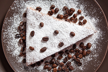 一块巧克力蛋糕 加糖和咖啡豆 食物早餐可可盘子小吃豆子面包馅饼甜点糕点咖啡店图片