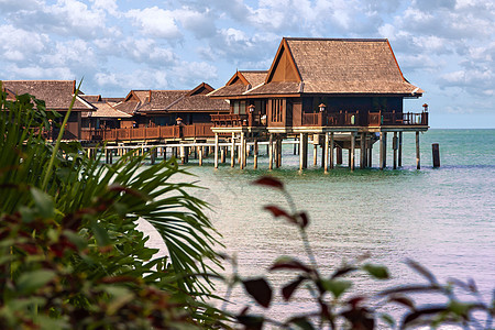 Wooden小屋 清蓝水上的平房 等待热带海洋的游客天空海滩异国建筑假期旅游旅行花园村庄木头图片
