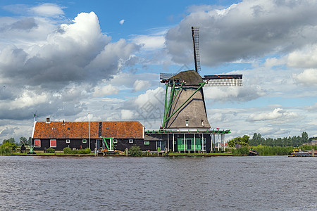 荷兰湖边的荷兰锯木厂等待树干交付 荷兰图片
