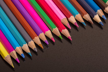 彩色铅笔锯末工具调色板团体乐器绘画桌子棕色刨花学校图片