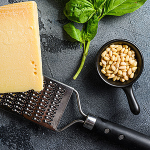 松子和巴马罗勒叶用于香蒜热那亚酱 传统的意大利美食 顶视图 特写图片