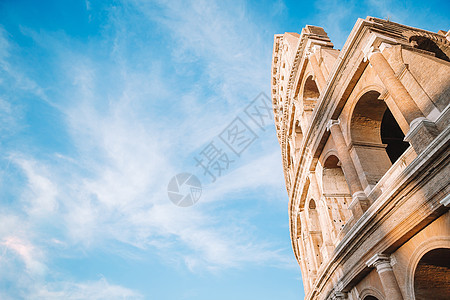 罗马的蓝色天空背景蓝天建筑物观光城市剧院斗争文化悲剧游客体育场考古学图片