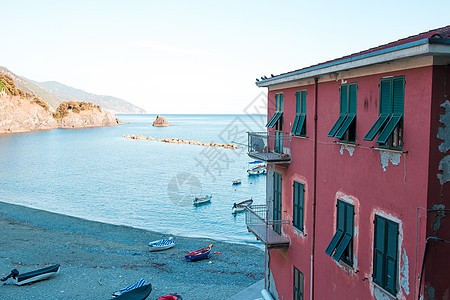 空海滩 意大利海岸有封闭的雨伞天蓝色情调躺椅天堂海岸线旅游场景蓝色海景异国图片