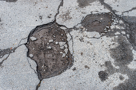 在蒙特利尔填满了水的大圆孔坑洞安全基础设施反射街道损害裂缝圆圈危险风化天空图片