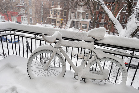 被新鲜雪雪覆盖的自行车雪地天气季节气候运输街道暴风雪风暴白色城市图片