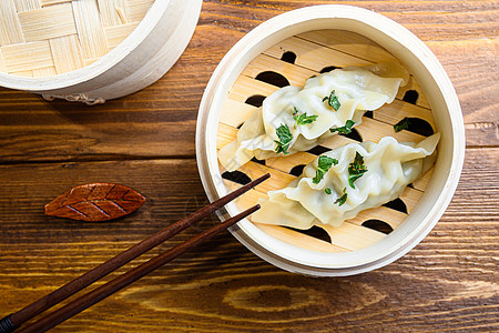 木制蒸汽机中的中华小矮子 配有筷子和酱油 中国传统烹饪概念图片