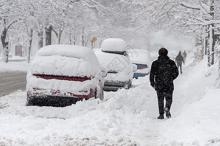 城市街道和蒙山冬季暴风雨中被雪覆盖的汽车冻结街道行人交通场景运输天气季节风暴薄片图片