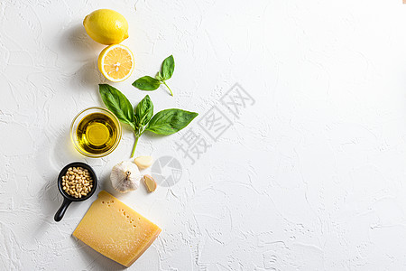 Parmesan奶酪 巴西尔叶 松果 橄榄油 大蒜和盐 意大利传统烹饪 白色背景 有文字空间 从高角度查看敷料砂浆厨房乡村黑板草图片