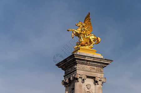 在巴黎亚历山大三世圣殿桥上的雕塑图片