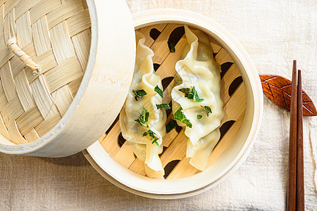 中国小吃 中国蒸饺 木蒸锅 饺子小吃 亚麻布上的中国传统美食 在白色质感的石桌上供应 特写图片