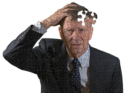 高级高加索人对失忆和痴呆的担忧 视线成人拼图灰色男性老年退休男人衰老疾病记忆图片