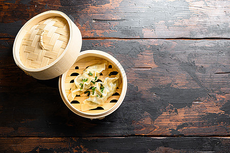 蒸汽机中迪姆面包子在老旧的黄锈黑桌中国圆桌面包里 用于晚餐午餐 传统亚洲华式美食 顶头 文字最高视图空间图片