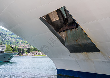 白色游轮边的重锚衬垫码头运输重量港口海洋巡航不锈钢金属图片