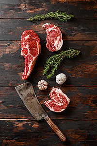 原料混合各种牛仔牛排牛排 位于切刀附近 为烹调牛排准备的未加工的牛肉肉 除了烹饪牛排 香料和香草的配料图片