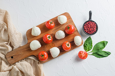 莫扎雷拉奶酪迷你球 在切碎木板的成分上 用于沙拉卡布雷斯 在白色背景之下沙拉水牛食谱布拉塔草本植物美食胡椒桌子西红柿食物图片