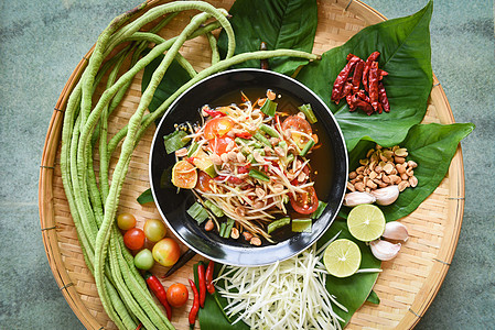 泰国食物最顶端景色     木瓜沙拉辣椒和长院豆类药草午餐餐厅桌子文化美食猪肉烹饪盘子水果香肠图片