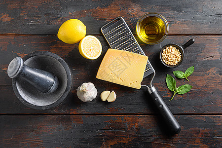 意大利食品烹饪原料 用于青椒酱巴西兰 橄榄油 面粉 大蒜 松果 在黑暗的生锈木制桌顶上没有人看到图片