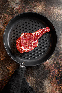 烤锅炉或达拉斯牛排前顶端风景 食用生锈金属黑底桌图片