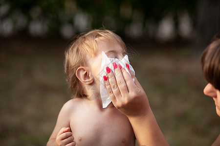 用湿擦巾组织清洗婴儿鼻子和皮肤打扫童年服务母亲手臂清洁工男生孩子湿巾卫生图片