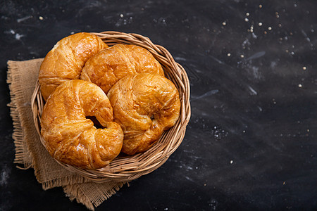 最顶端的Croissant 放在黑地板上图片