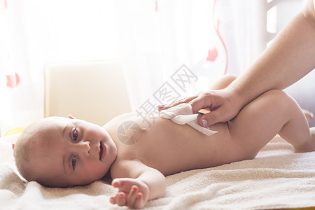 妈妈小心擦干净婴儿皮 湿抹湿巾孩子服务清洁工浴室毛巾纸巾白色卫生童年去除剂图片