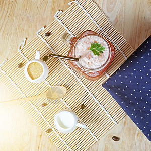 木质纸桌上的冰茶咖啡午餐桌子味道芳香咖啡店艺术飞碟食堂店铺拿铁图片
