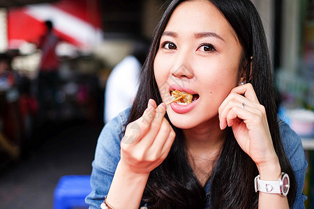 女人吃中国上海菜蒸炒面包子篮子竹子蒸汽美食午餐猪肉馒头餐厅点心饺子图片