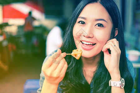 女人吃中国上海菜蒸炒面包子篮子蒸汽女性午餐餐厅竹子女孩猪肉馒头汽船图片