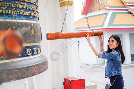 女人在泰国佛教寺庙敲响铃声学校女孩女士宗教戒指信仰头发钟声平底锅顺口溜图片