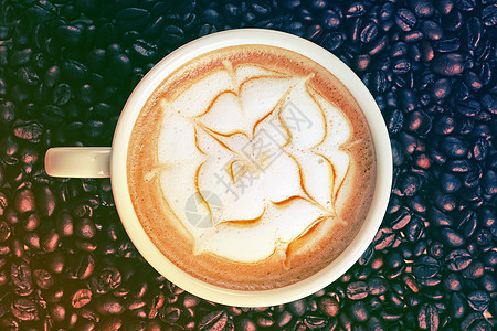 咖啡豆背景的卡普西诺艺术咖啡味道午餐饮料拿铁勺子食物液体木头芳香桌子图片