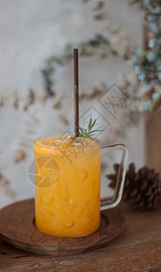 木制桌上的橙汁杯子节食厨房摄影风格用具液体饮食生活方式健康饮食水果图片