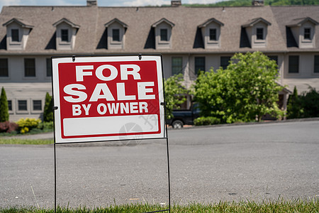 供业主在一连排城镇前签字出售住宅前院符号建筑学指示牌财产销售标志房子经纪人图片