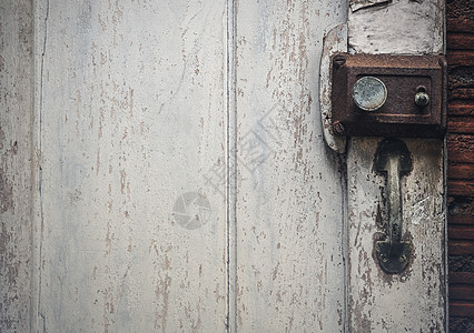 旧的生锈门锁着木制古董门图片