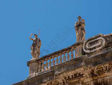 Dubrovnik旧城教堂屋顶雕像的详情图片