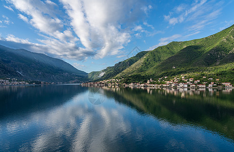 黑山科托尔湾Prcanj镇山腰峡湾岩石巡航支撑海湾村庄旅行风景海岸图片