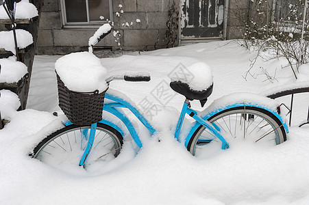 在蒙特利尔的暴风雪过后 蓝色自行车被雪覆盖图片