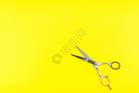 黄色背景的时髦专业理发剪剪刀女性梳子女士刀具发型理发店造型师头发理发职业图片