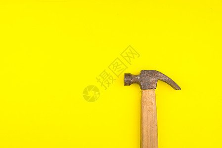 黄背景和拷贝S的建铁锤顶部视图图片