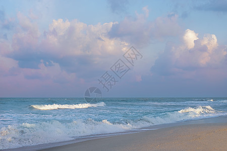 美丽的日落月光 有云彩蓝色海洋海岸反射地平线热带玫瑰海景海浪风景图片