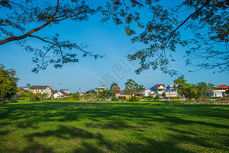 美丽的夏月风景 有家园和绿色花园农村村庄天空场地美化季节叶子爬坡环境城市图片