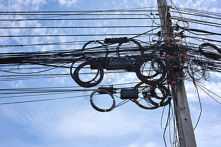 电电线杆上电缆和电线的混乱状况图片