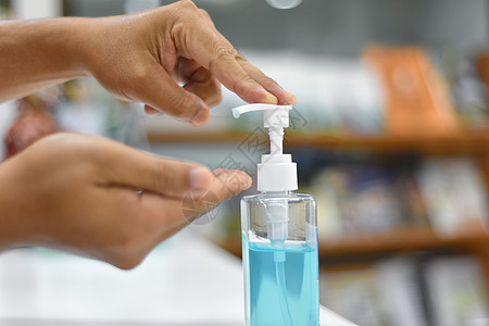 使用酒精凝胶清洁洗手液净化剂抗病毒b的概念图片
