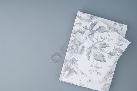 灰色背景上的床单白色纤维纺织品洗衣店毯子亚麻织物材料用品家庭图片