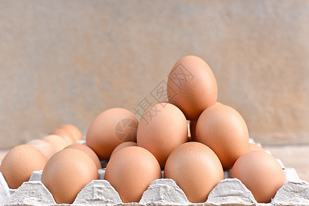 鸡蛋 鸡蛋 鸡蛋中生棕色鸡蛋的特写视图早餐篮子生活烹饪动物食物健康饮食液体蛋盒农场图片