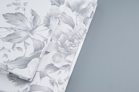 灰色背景上的床单衣服卧室亚麻材料棉布家政毯子织物纤维白色图片