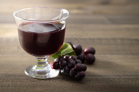葡萄纤维食物饮料红色阴影玻璃黑色紫色木头桌子图片