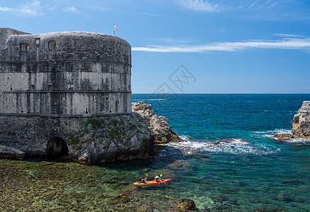 克罗地亚古城Dubrovnik市墙上的独木舟城市海岸山顶运动员堡垒历史性旅行景观皮艇旅游图片