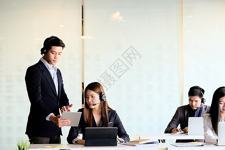 商业主管对呼叫中心办公室的女客车服务员的培训工作女士男性女性服务男人电脑同事职场技术职员图片